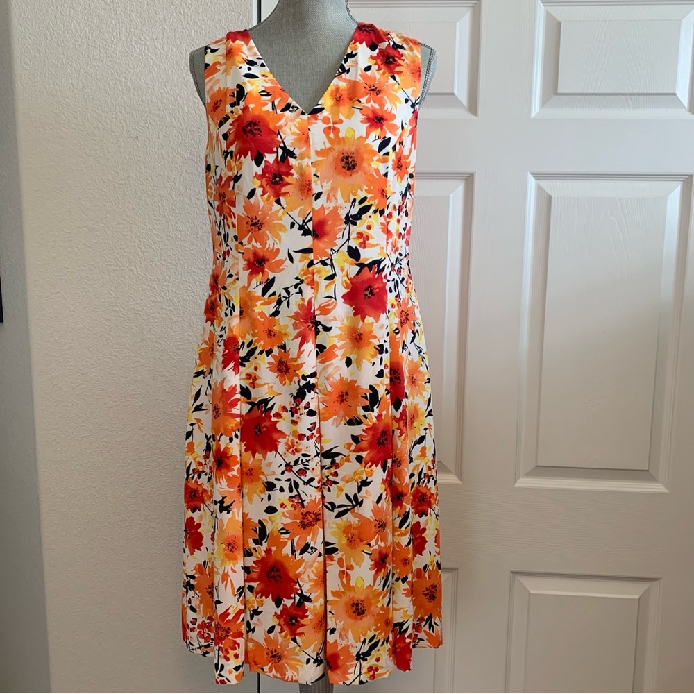 Jones New York floral dress lined with bottom pleats back zipper sleeveless 10